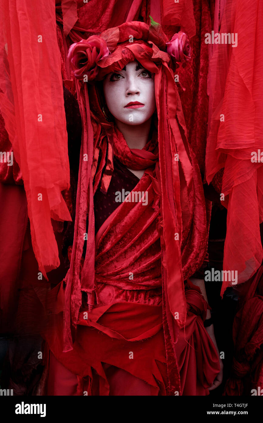 La Ribellione di estinzione attivisti ambientali occupano Waterloo Bridge, Londra. Prestazioni gruppo di circo invisibile di partecipare alla protesta. Foto Stock