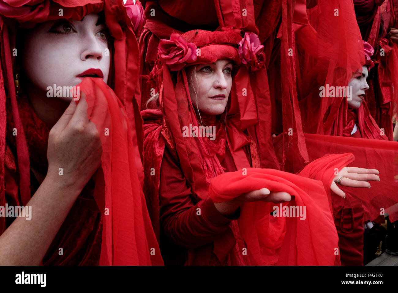 La Ribellione di estinzione attivisti ambientali occupano Waterloo Bridge, Londra. Prestazioni gruppo di circo invisibile di partecipare alla protesta. Foto Stock