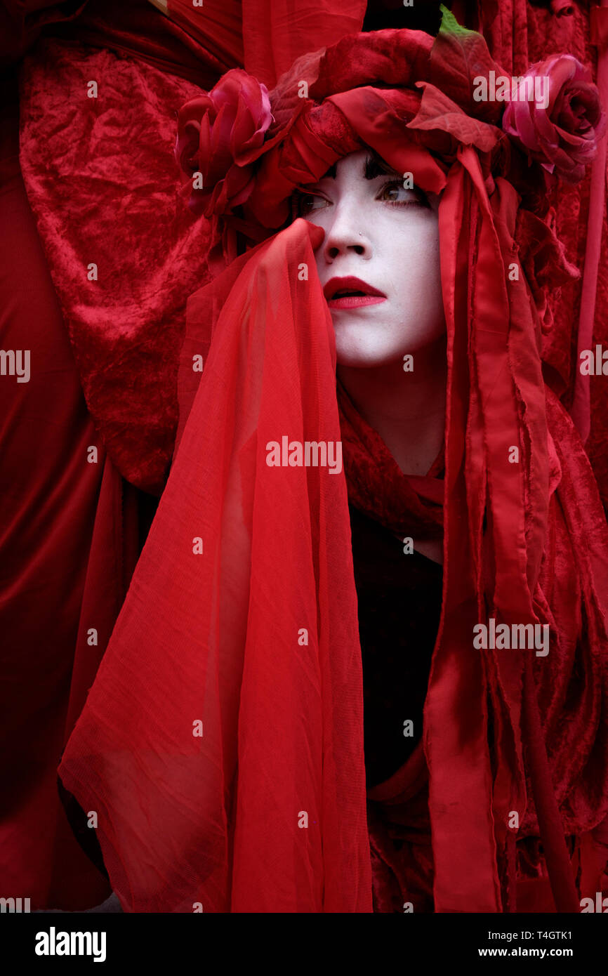 La Ribellione di estinzione attivisti ambientali occupano Waterloo Bridge, Londra. Prestazioni gruppo di circo invisibile di partecipare alla protesta. Foto Stock