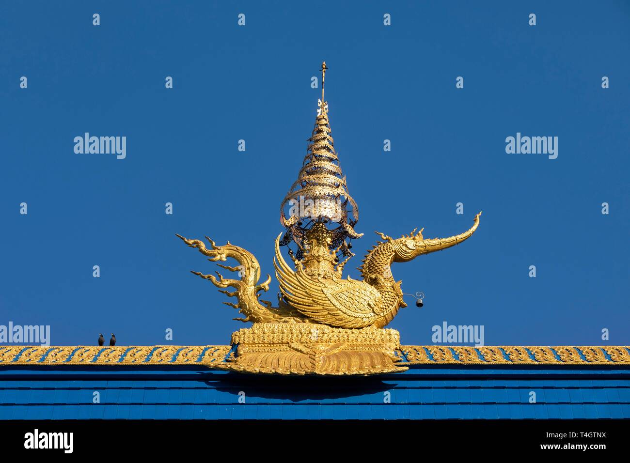 Decorato in oro phoenix mitica figura sul tetto di Wat Rong Seur dieci, il Tempio Azzurro, Chiang Rai, Thailandia del Nord della Thailandia Foto Stock