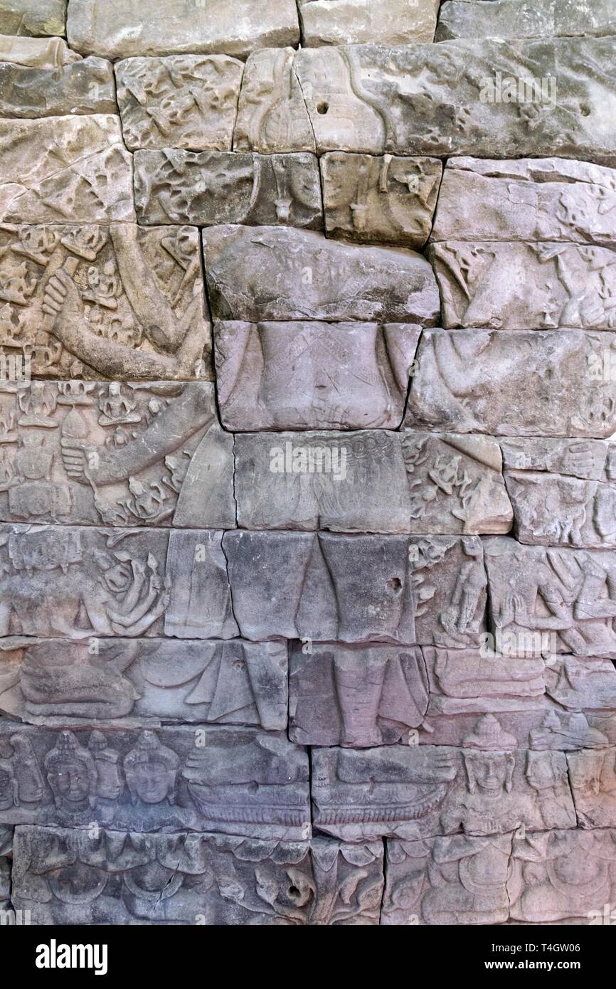 Il bassorilievo, Banteay Chhmar tempio Bayon stile, del XII secolo e il museo nazionale di Phnom Penh, Cambogia Foto Stock
