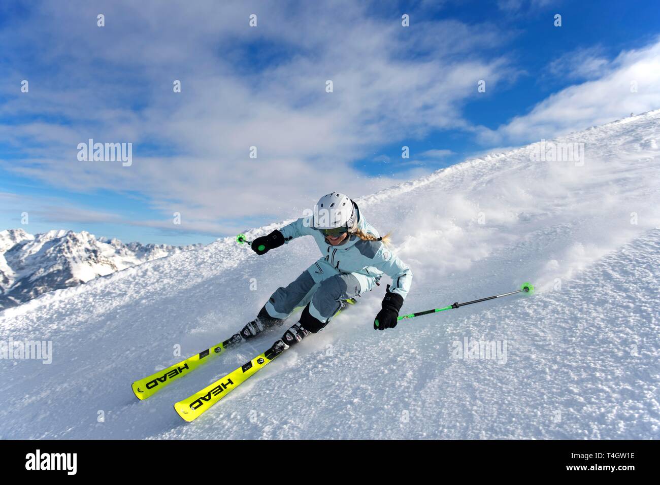 Femmina giovane sciatore con stile sportivo di sci presso la discesa dalla Hohe Salve, Hopfgarten, Tirolo, Austria Foto Stock