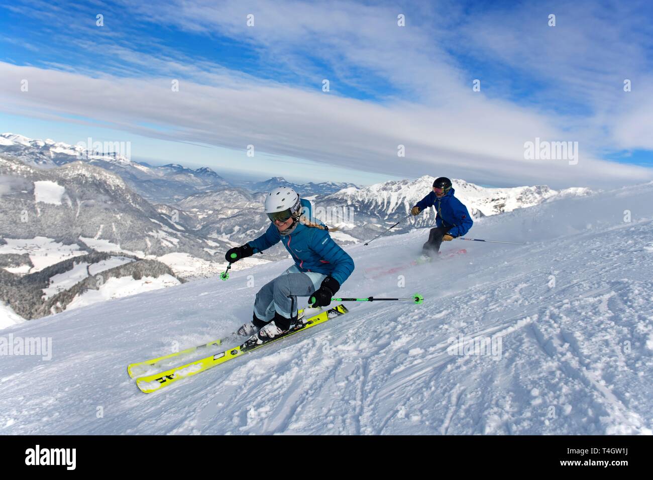 Femmina giovane sciatore con stile sportivo di sci presso la discesa dalla Hohe Salve, Hopfgarten, Tirolo, Austria Foto Stock