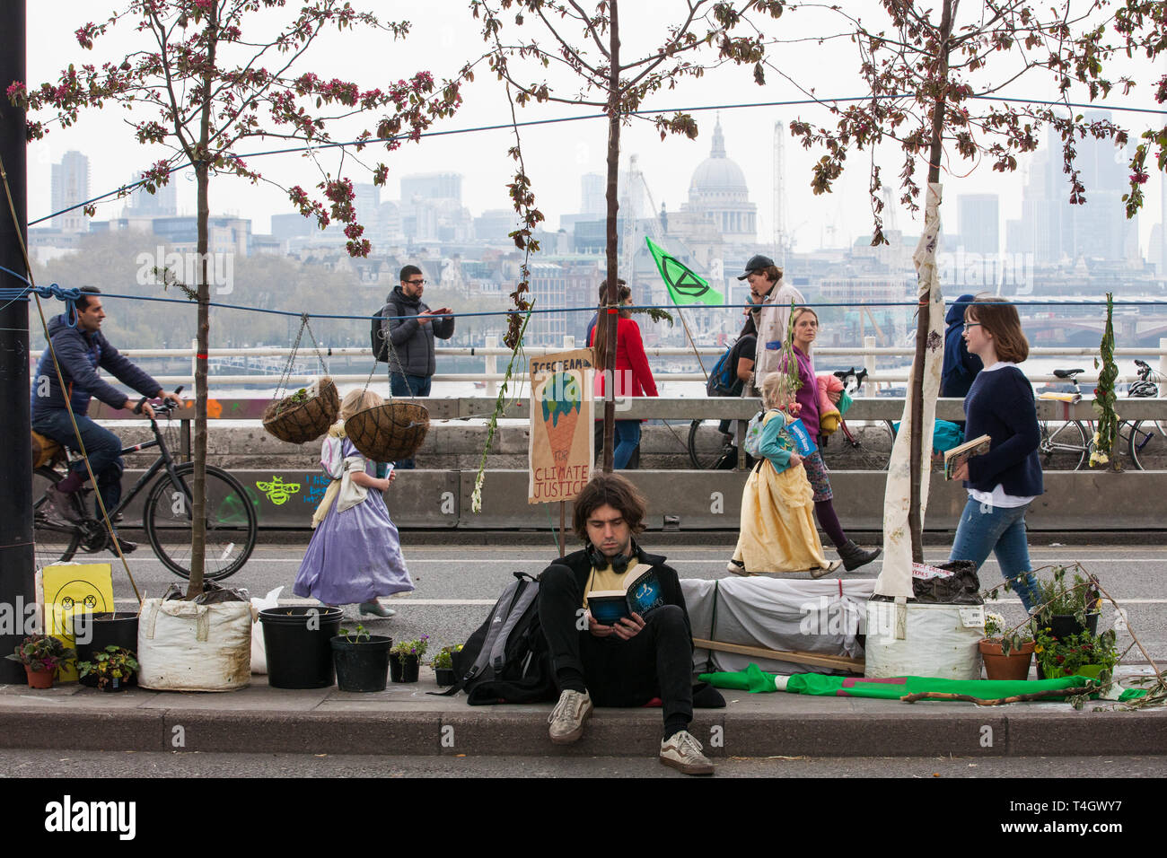 Londra, Regno Unito. Il 16 aprile 2019. Il cambiamento climatico attivisti dalla ribellione di estinzione occupano Waterloo Bridge il secondo giorno della ribellione internazionale ac Foto Stock