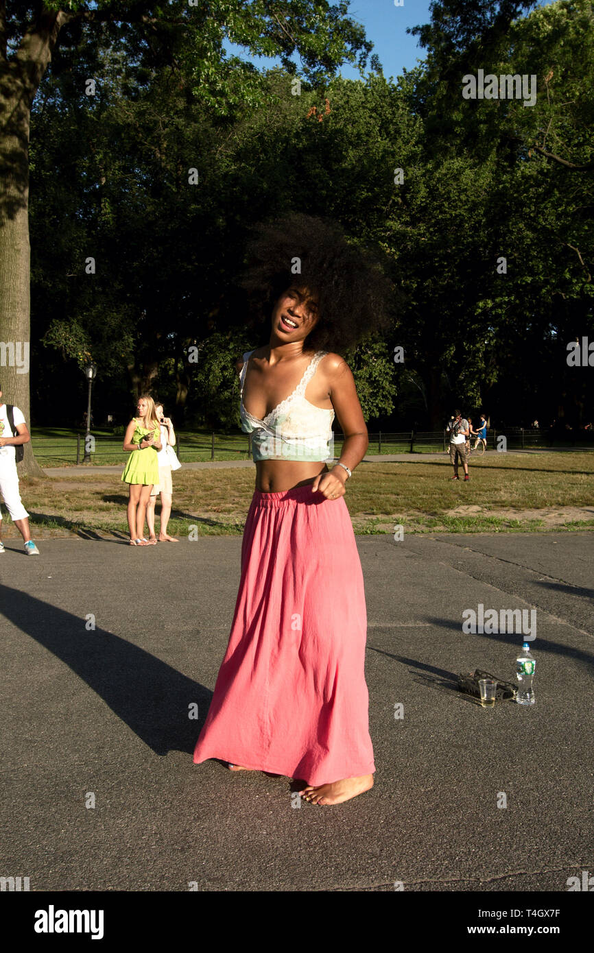 La città di New York, New York, Stati Uniti d'America - 2018: una donna danze a central park sulla soleggiata una sera d'estate. Foto Stock