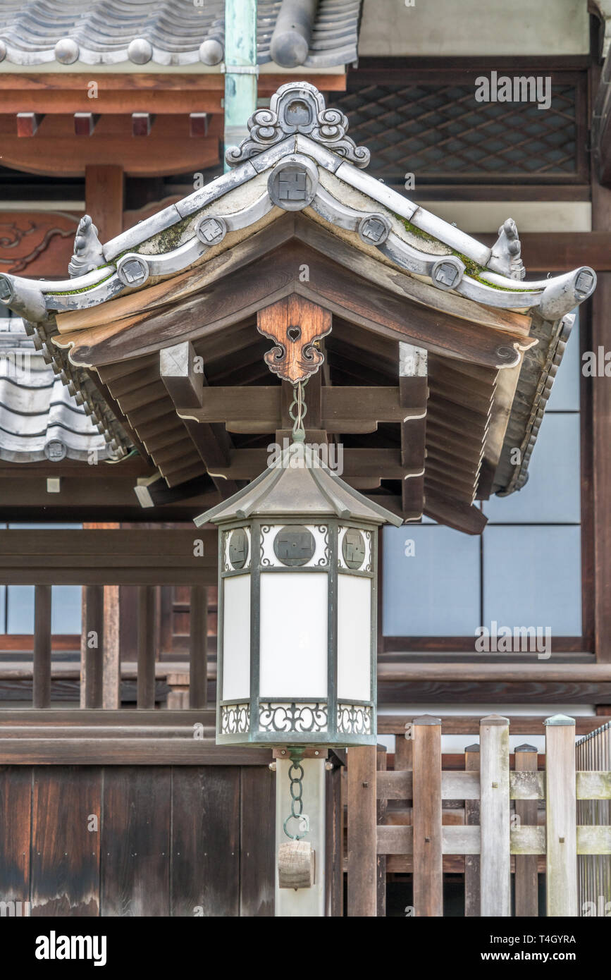 Tsuridourou (lanterna pensile) a Sengaku-ji Soto Zen tempio buddista. Situato in Takanawa distretto di Minato Ward, Tokyo, Giappone. Foto Stock