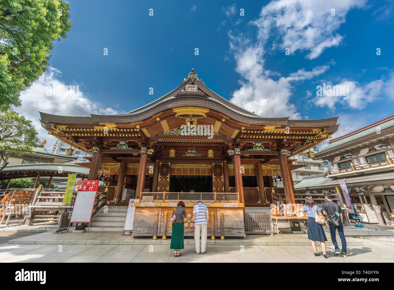 Persone in preghiera a Honden (sala principale) di Yushima Tenmangu - Yushima Tenjin. Lo Shintoismo santuario dedicato a Tenjin, Kami di apprendimento, famoso tra gli studiosi Foto Stock