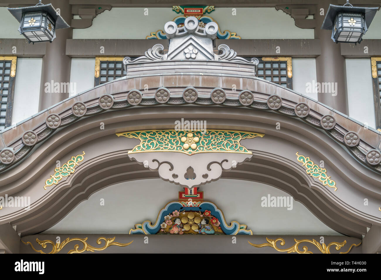 Carving Miyabori decorazione colorata, Kazari-kanagu(ornamenti di metallo) e Inome Gegyo(gable) pendente a Homotsu-den (Tesoro Hall) di Yushima Tenmangu Foto Stock