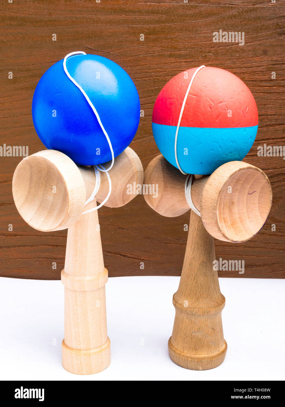 Classico gioco giapponese kendama su sfondo di legno. La riproduzione in legno kendamas, il concetto di concorrenza Foto Stock