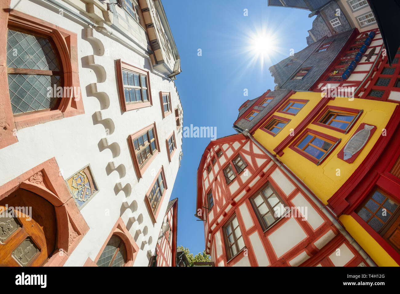 La città vecchia Limburg an der Lahn con colorati metà medievali case con travi di legno e l'ampio angolo di vista dal basso verso l'alto in una giornata di sole, Hesse, Germania Foto Stock