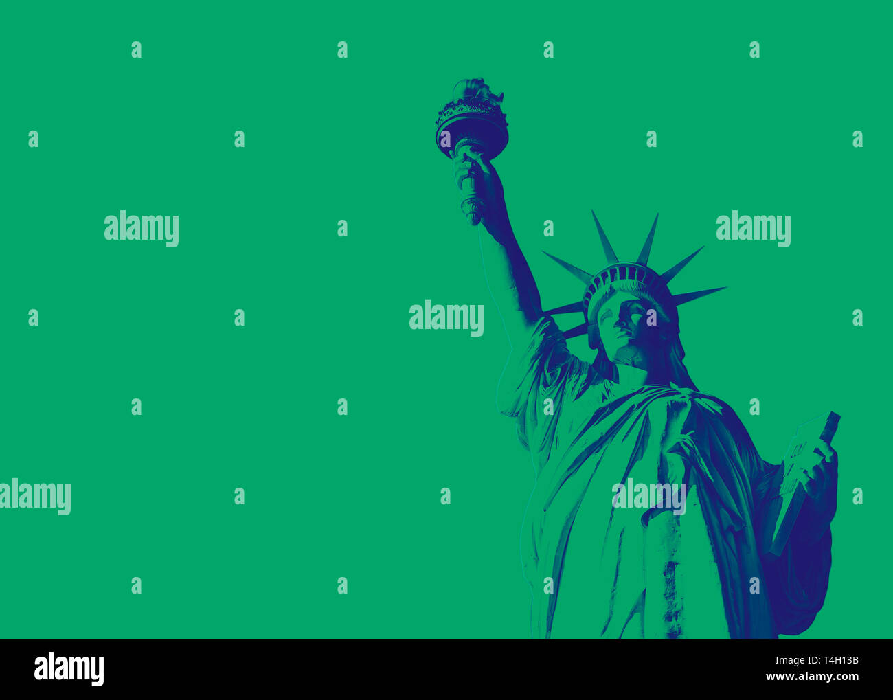 Vista dal basso della famosa statua della Libertà, icona della libertà e degli Stati Uniti. Il verde e il blu tono duo effetto applicato Foto Stock