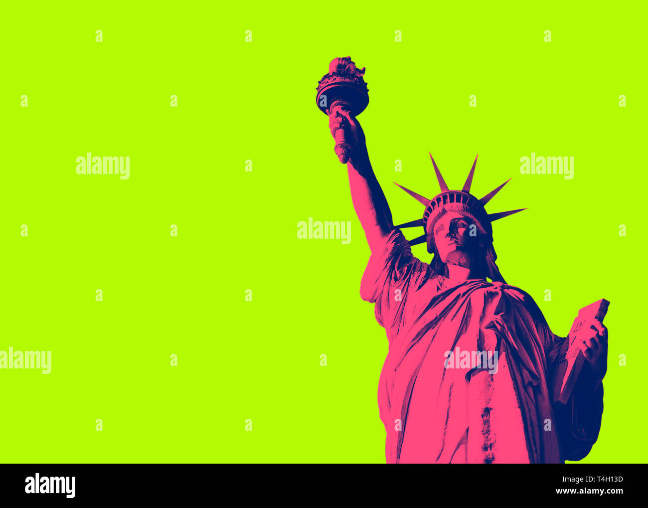 Vista dal basso della famosa statua della Libertà, icona della libertà e degli Stati Uniti. Porpora e giallo tono duo effetto applicato Foto Stock