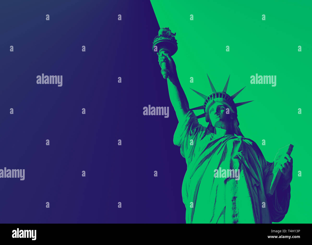 Vista dal basso della famosa statua della Libertà, icona della libertà e degli Stati Uniti. Il verde e il blu tono duo effetto applicato Foto Stock
