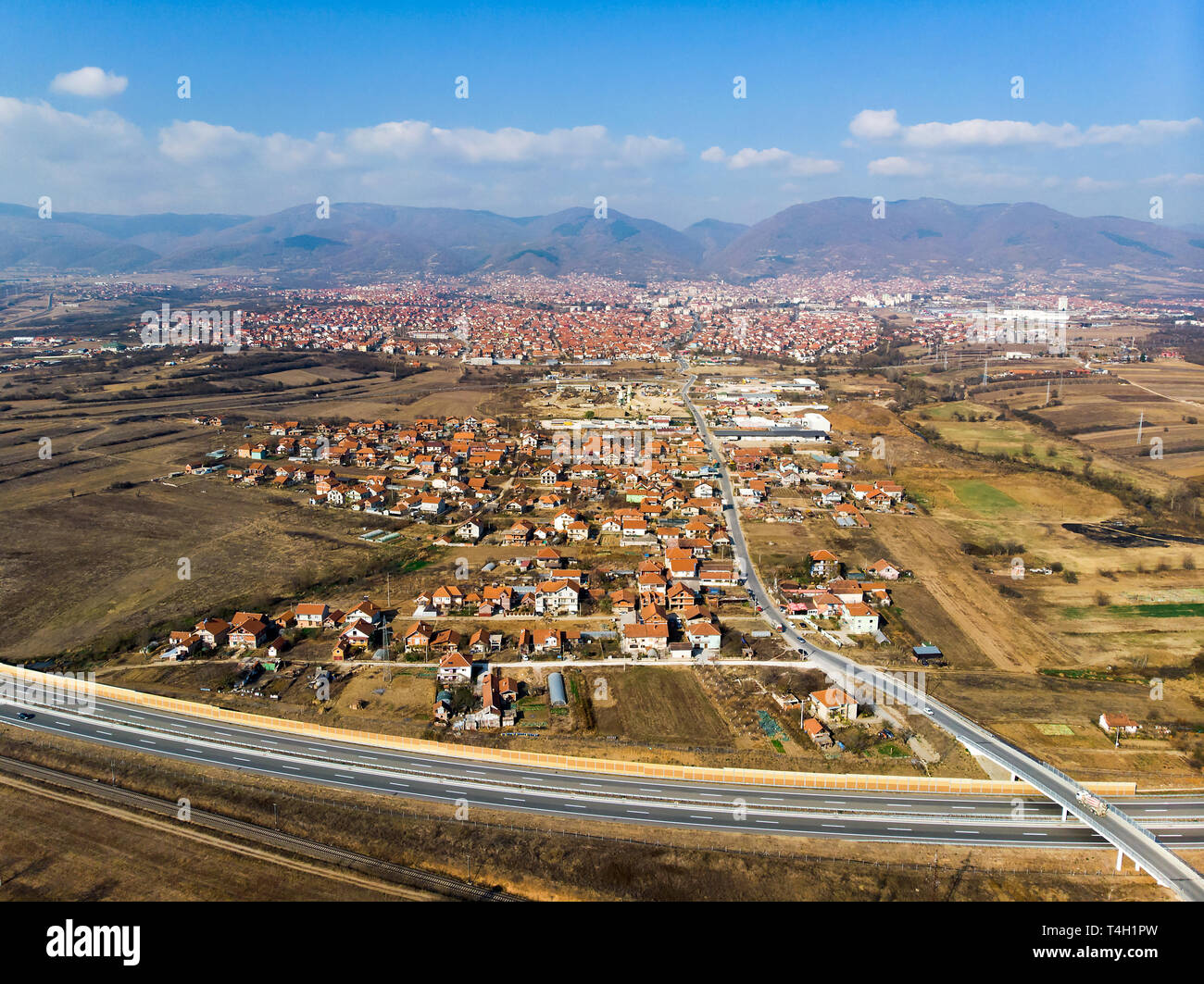 Città di Vranje nel sud della Serbia antenna vista sullo skyline Foto Stock