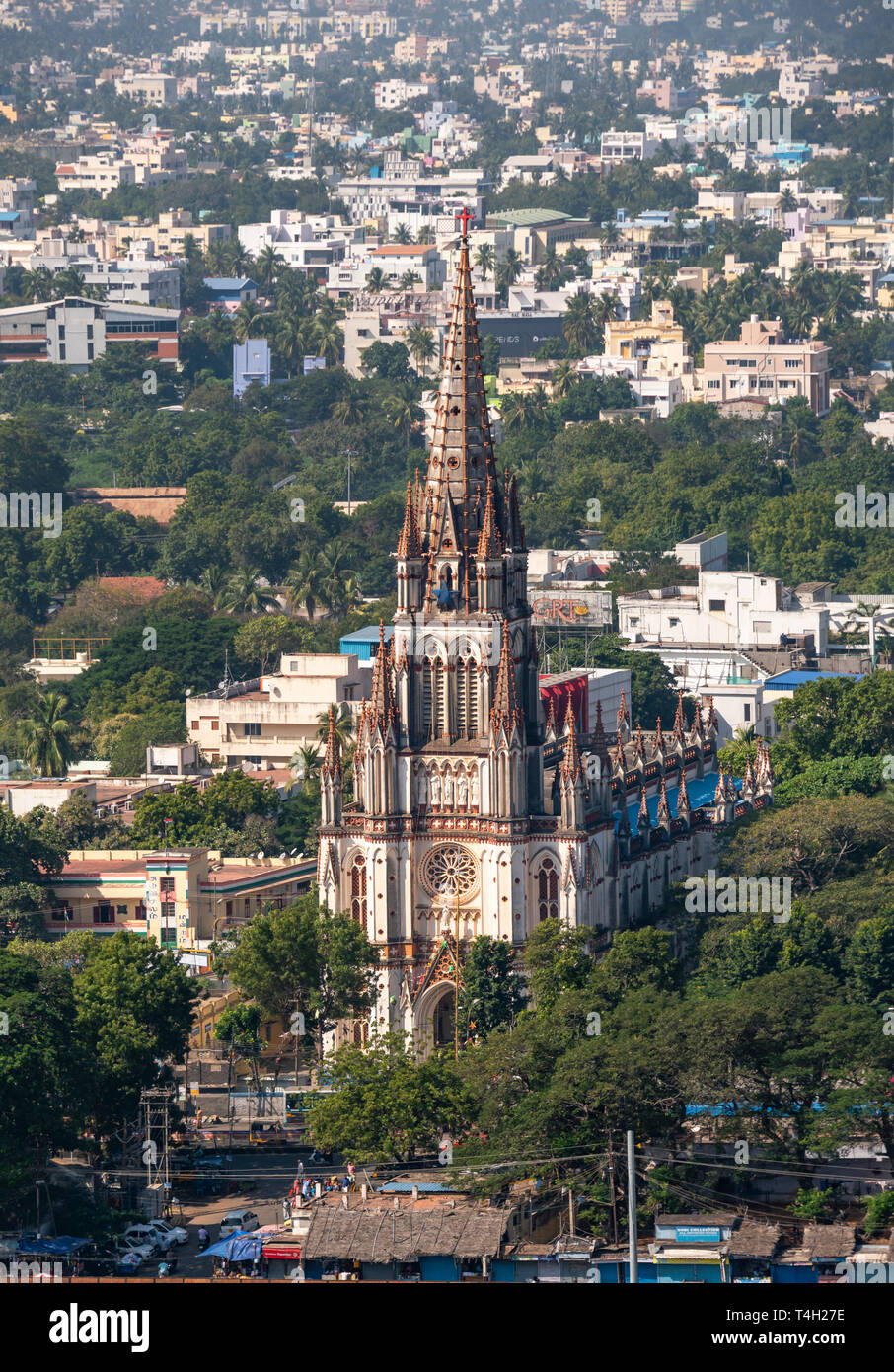 Antenna verticale vista di Nostra Signora di Lourdes Chiesa di Trichy, India. Foto Stock