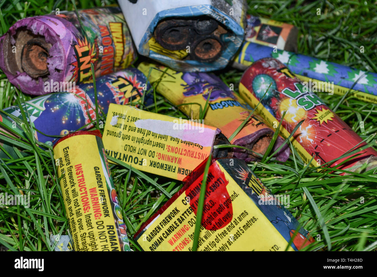 Utilizzate i fuochi d'artificio in una pila sul prato dopo la notte dei falò celebrazioni Foto Stock