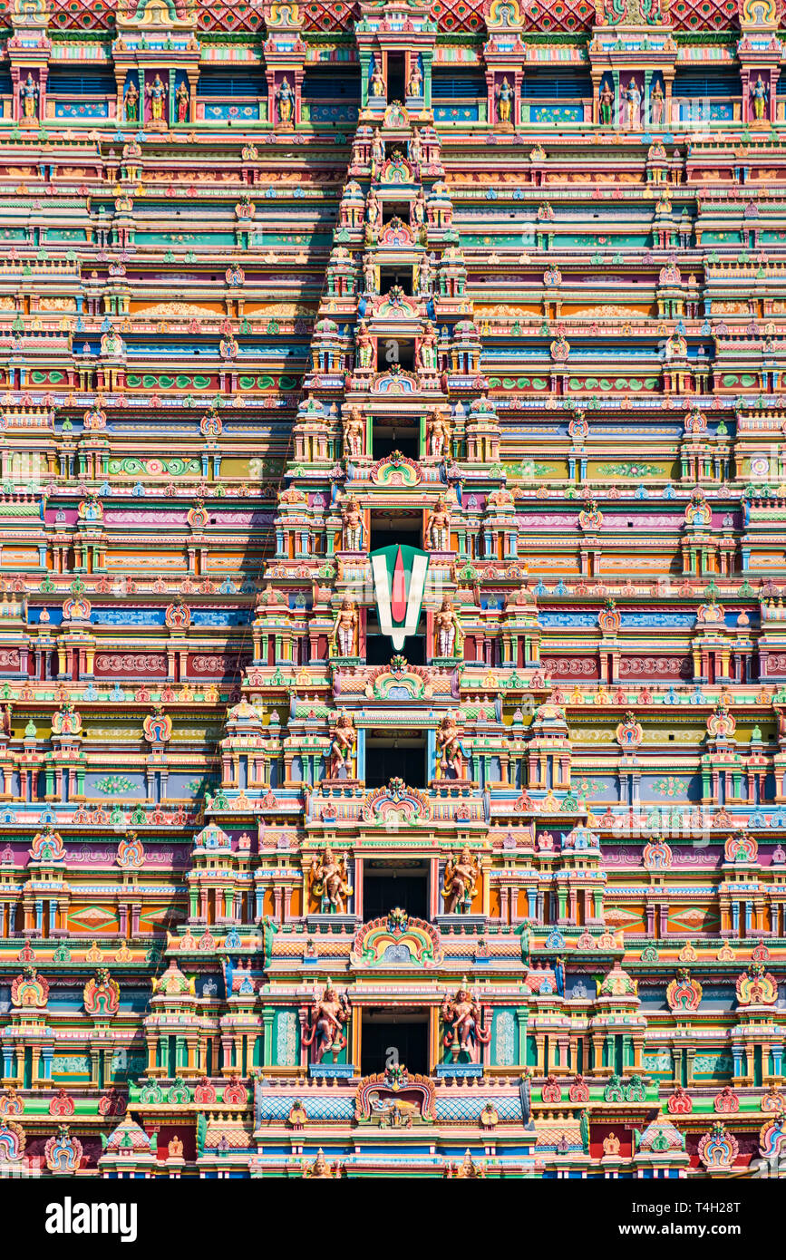 Vista verticale di un gopuram decorativo in Sri Ranganathaswamy tempio di Trichy, India. Foto Stock