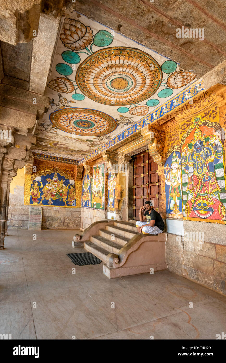 Vista verticale all'interno di Sri Ranganathaswamy tempio di Trichy, India. Foto Stock