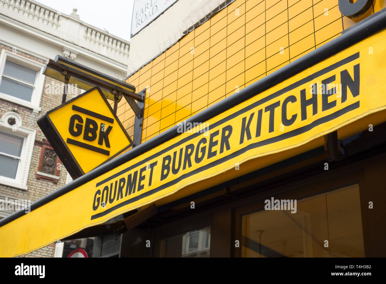 Esterno del Gourmet Burger Kitchen (GBK) sistemazione di burger ristorante della catena in Earls Court, Londra, Regno Unito Foto Stock