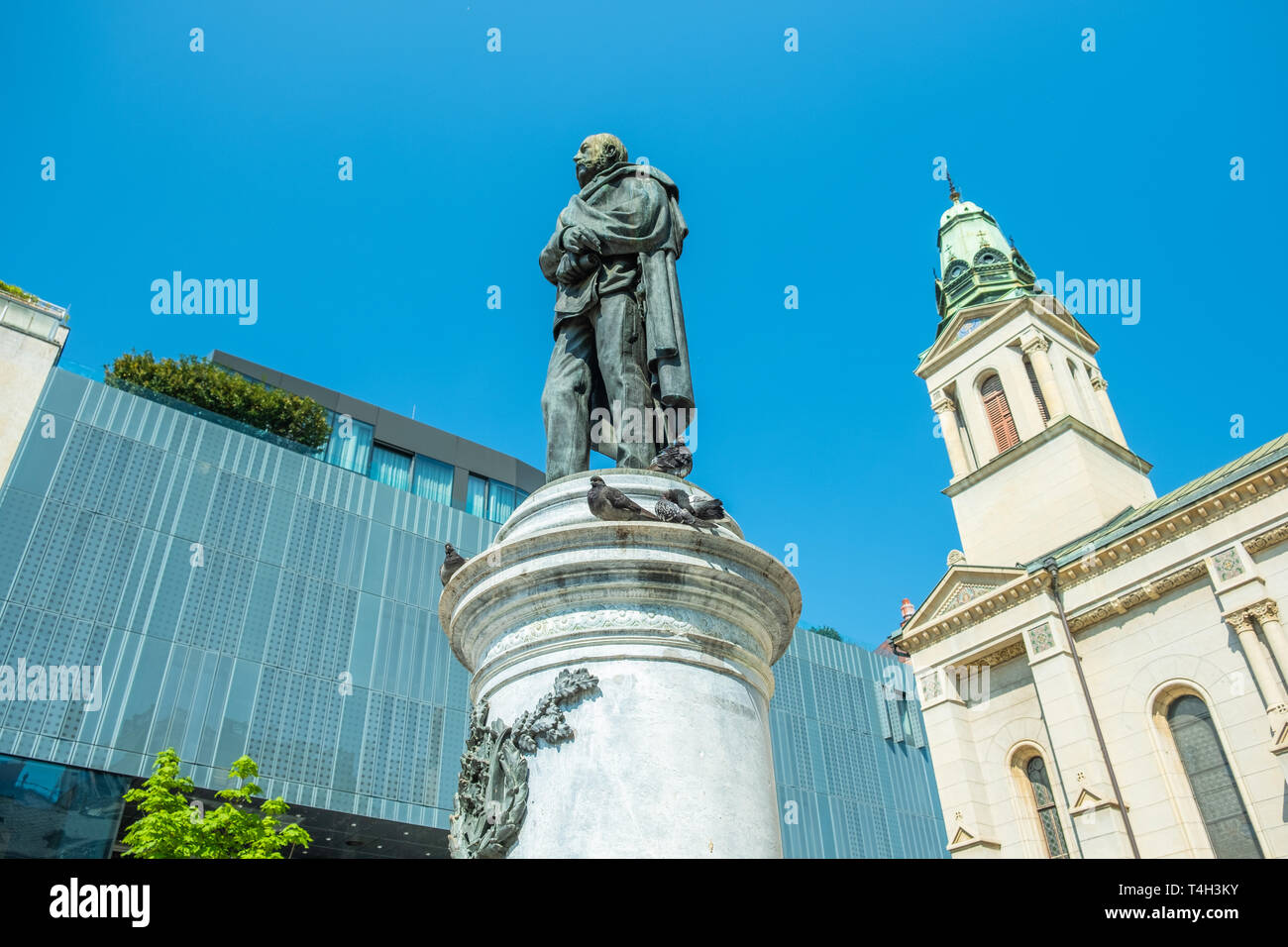 Zagabria, Croazia, fiori square, il monumento del poeta croato Petar Preradovic e chiesa ortodossa serba e moderno edificio in background Foto Stock