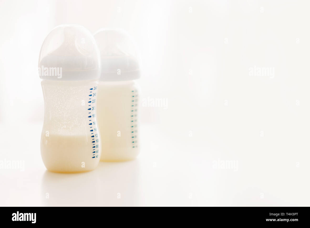 Due bottiglie di plastica con latte per neonati formula Foto Stock