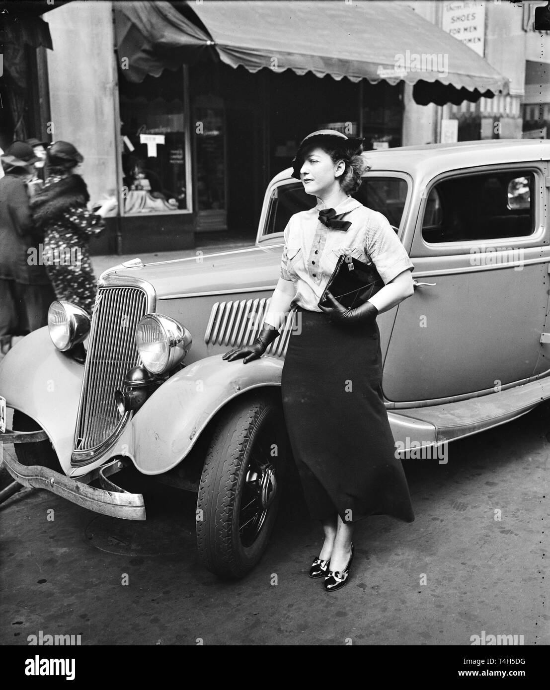 Auto d'epoca da gli anni trenta e quaranta presentato in una foto dal periodo di tempo Foto Stock