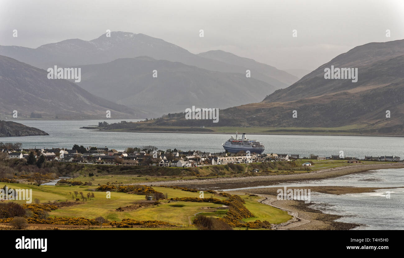 Il CMV MARCO POLO crociera ancorato in Loch GINESTRA OFF ULLAPOOL SCOZIA CON CAMPO DA GOLF IN PRIMO PIANO Foto Stock