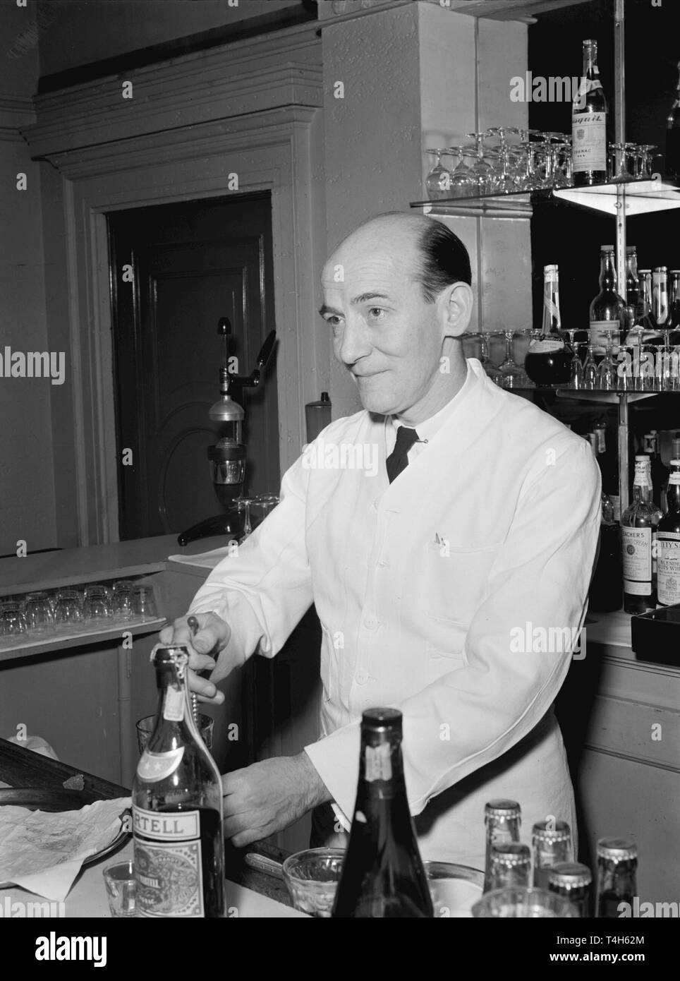 Un barman dal 1940s Foto Stock