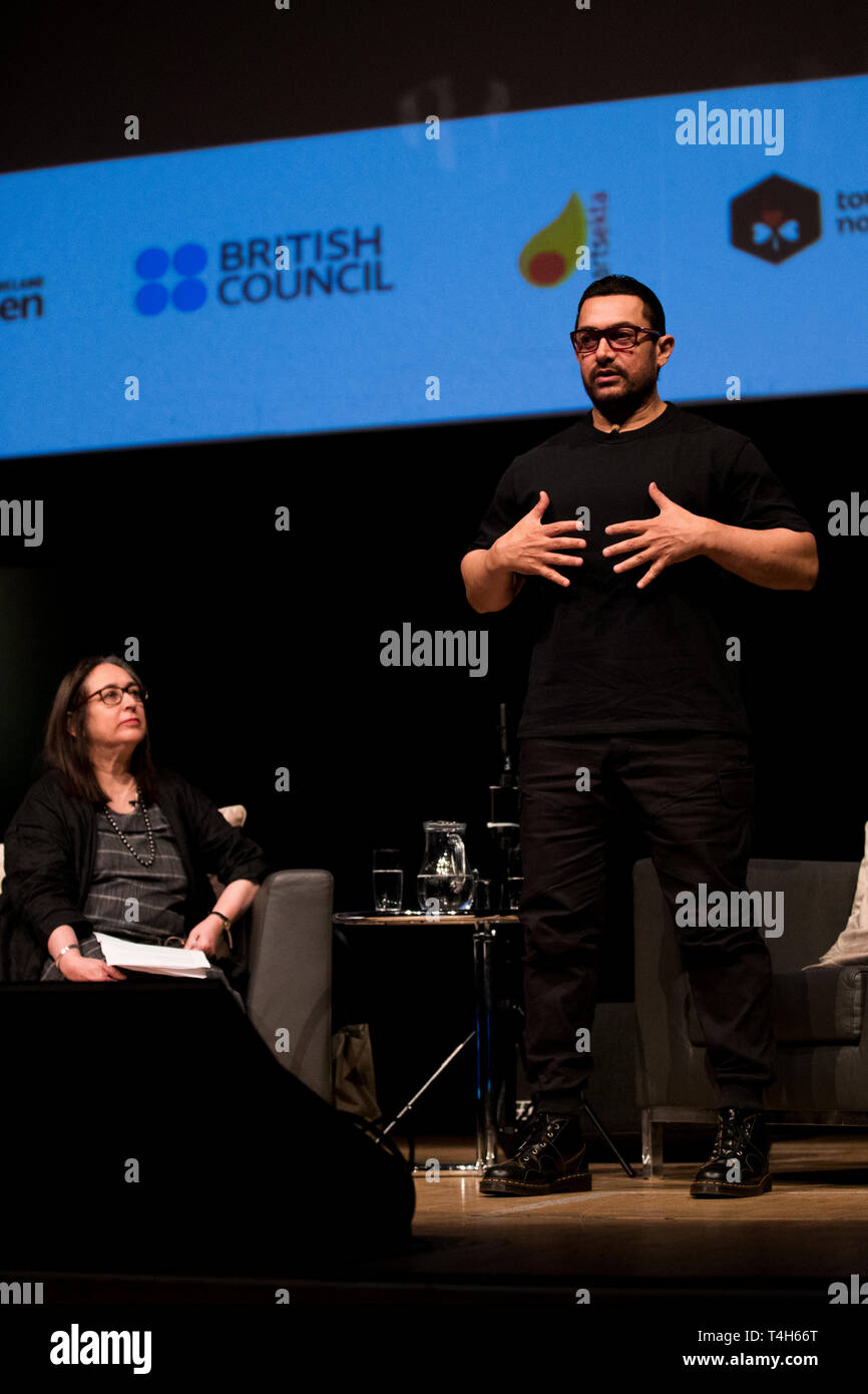 Indian film star AAMIR KHAN in conversazione con Nasreen Munni Kabir a Belfast Film Festival. Foto di associazione. Vedere PA storia SHOWBIZ Khan. Picture Data: martedì 16 aprile, 2019. Foto di credito dovrebbe leggere: Liam McBurney/PA FILO Foto Stock