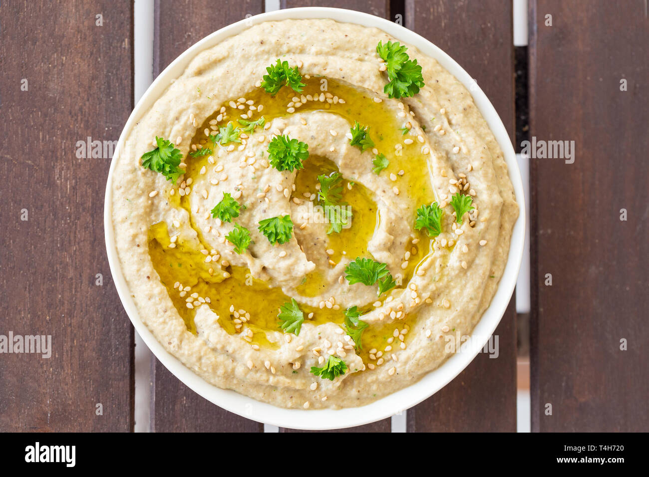 Vegane baba ghanoush, levantine antipasto di purea di melanzane cotte miscelato con tahini, olio di oliva e condimenti vari Foto Stock
