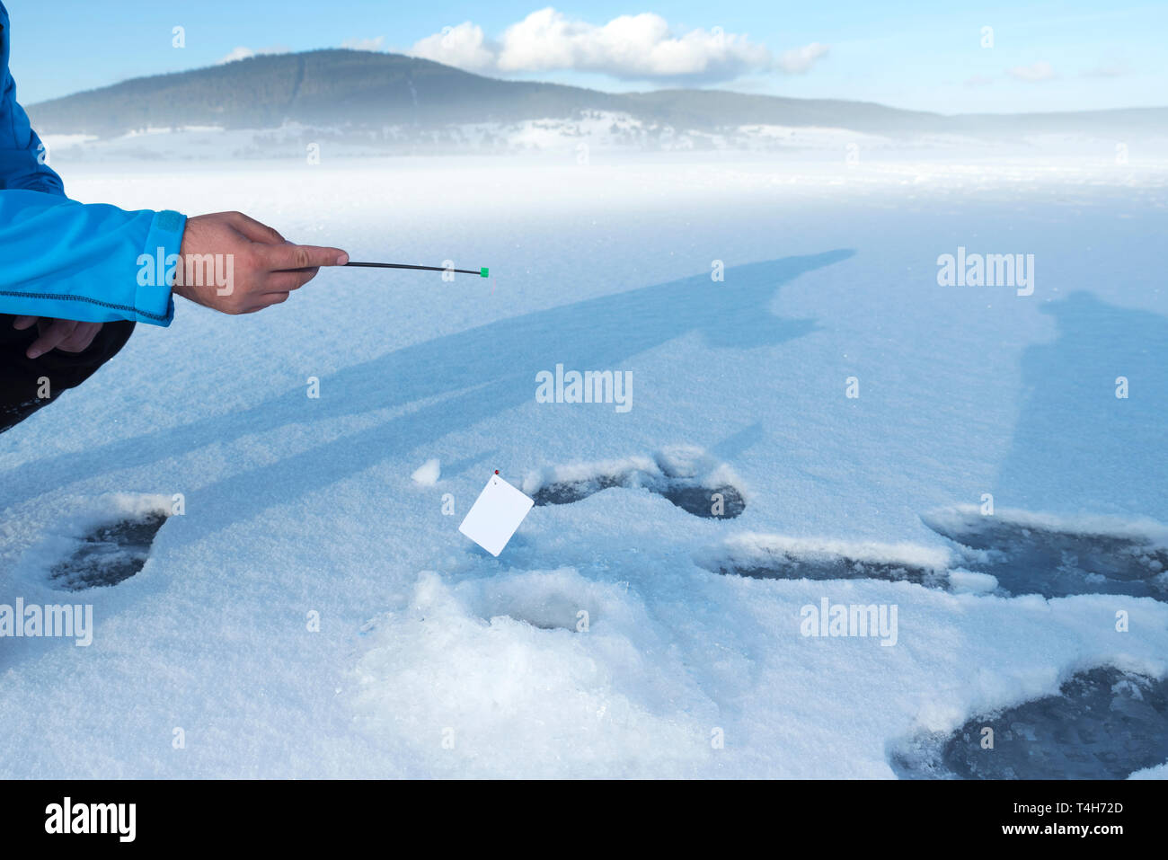 Due ombre su una neve fotografia concettuale Internet phishing le frodi finanziarie messa a fuoco selettiva Foto Stock