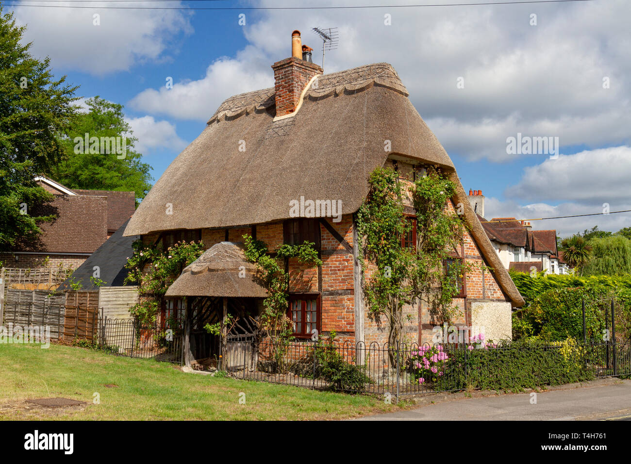 Splendido cottage con il tetto di paglia a Lyndhurst, New Forest, Hampshire, Regno Unito. Foto Stock