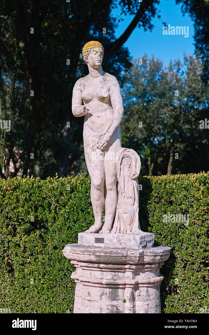 Roma, Italia, 19 febbraio 2019, statua nei giardini di Villa Borghese Foto Stock