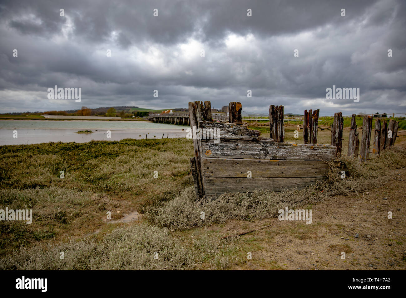 Distrutto la barca di legno sulle rive del fiume Adur. Shoreham-da-Mare, Sussex. Foto Stock