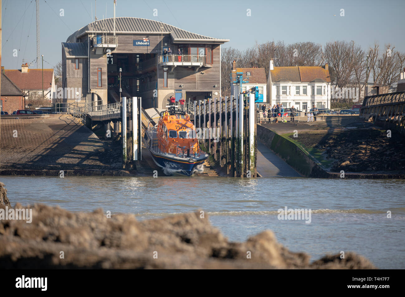 Shoreham-by-Sea, Sussex. 24 febbraio 2019. Shoreham Harbour RNLI All-Weather Lifeboat lancia il training. Foto Stock