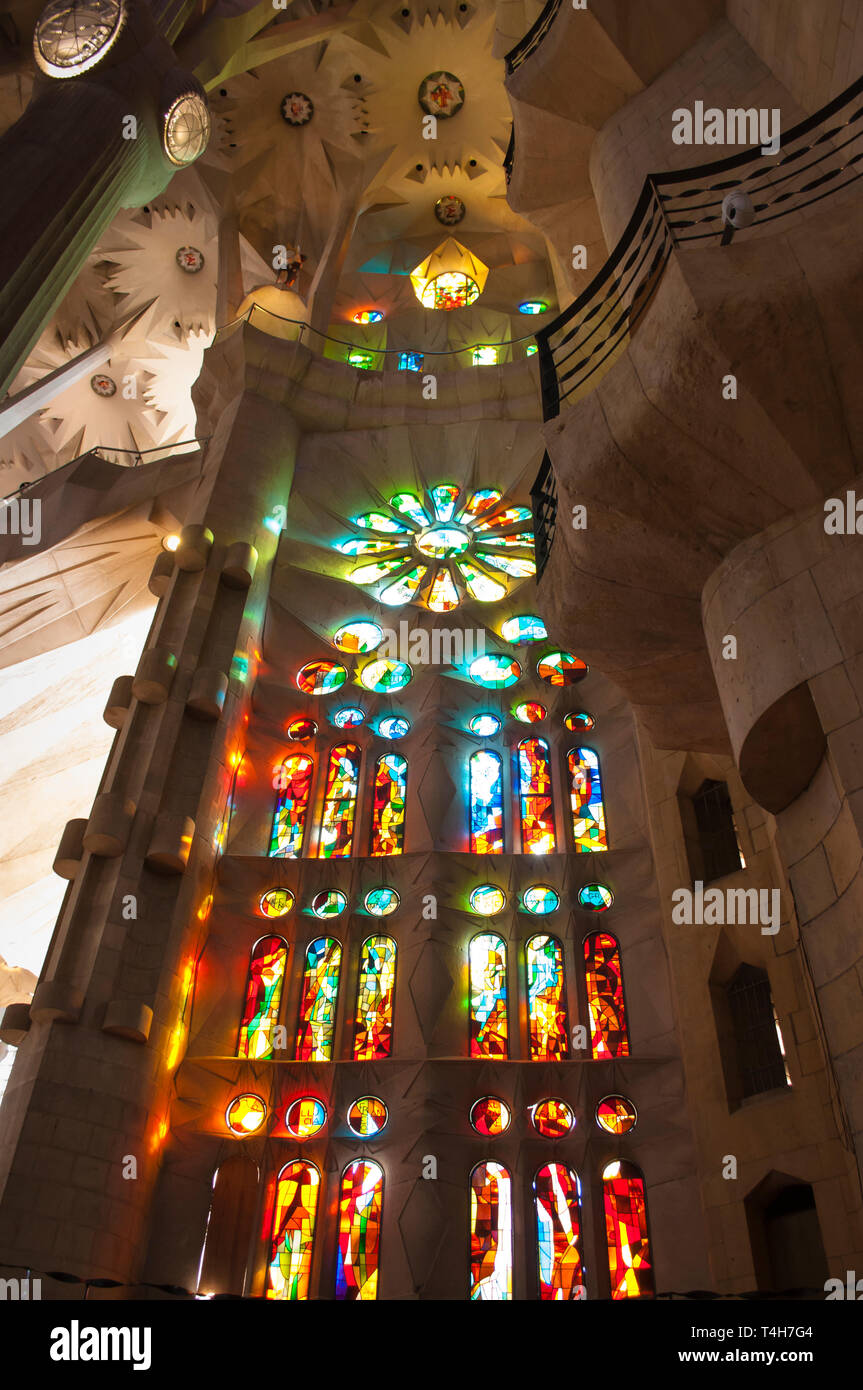 Vetrate colorate, all'interno del tempio espiatorio della Sagrada Familia, progettato dall'architetto Antoni Gaudi, Barcellona, ​​Catalonia, Spagna Foto Stock