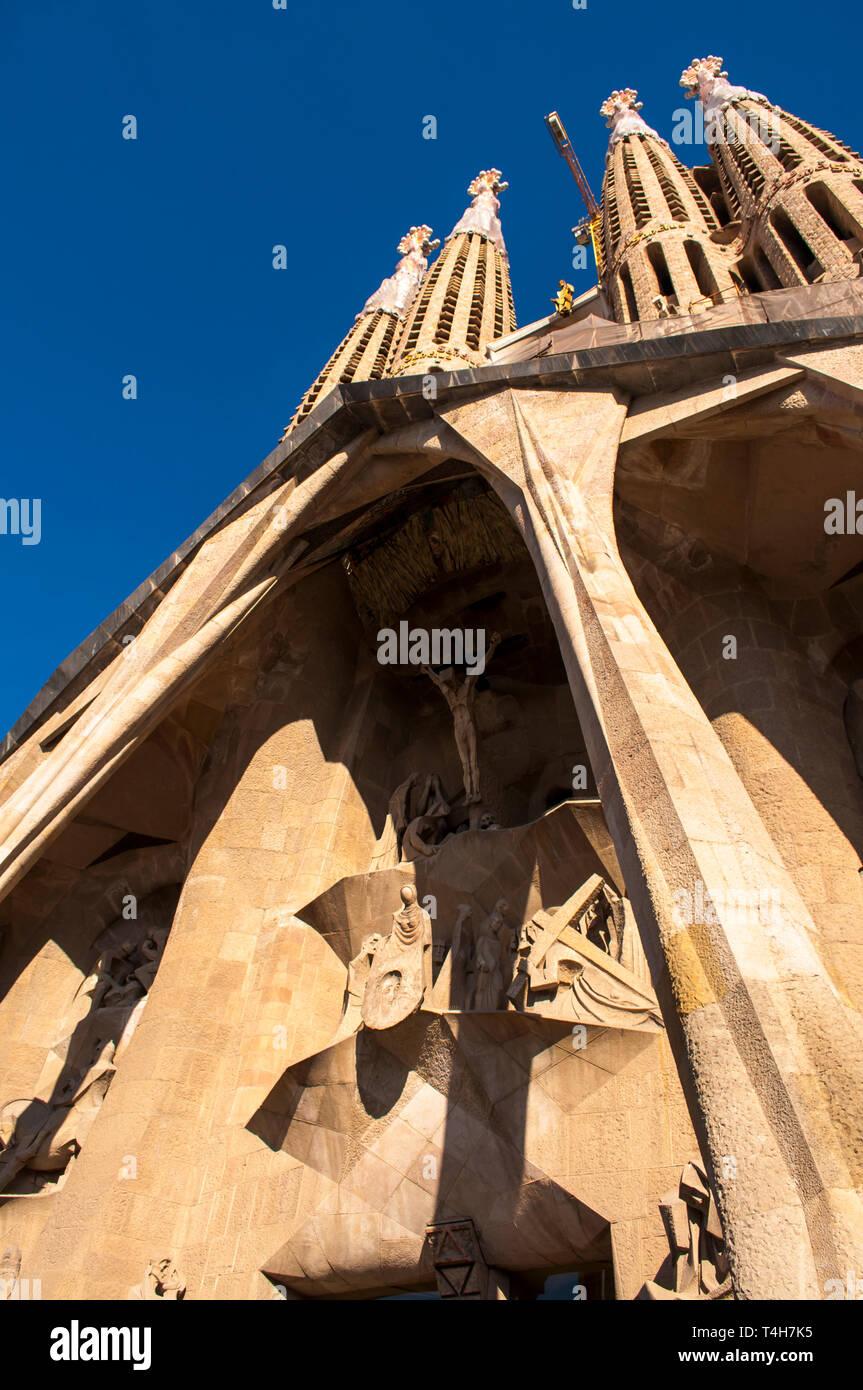 Facciata della Passione del tempio espiatorio della Sagrada Familia, progettata dall'architetto Antoni Gaudi, Barcellona, ​​Catalonia, Spagna Foto Stock