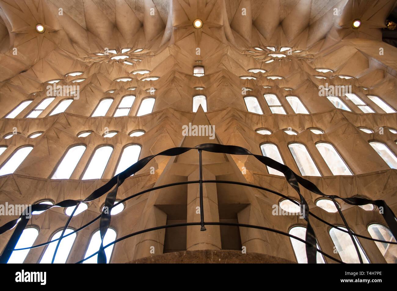 Vetrate, interno del tempio espiatorio della Sagrada Familia, opera dell'architetto Antoni Gaudí, Barcellona, ​​Catalonia, Spagna Foto Stock