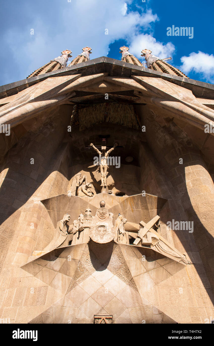 Facciata della Passione del tempio espiatorio della Sagrada Familia, progettata dall'architetto Antoni Gaudi, Barcellona, ​​Catalonia, Spagna Foto Stock