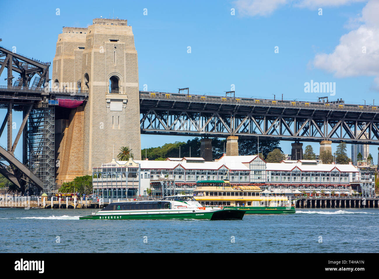Sydney treno sul Ponte del porto con il ferry di Sydney e il Sydney rivercat barca passando sotto,Sydney , Australia Foto Stock