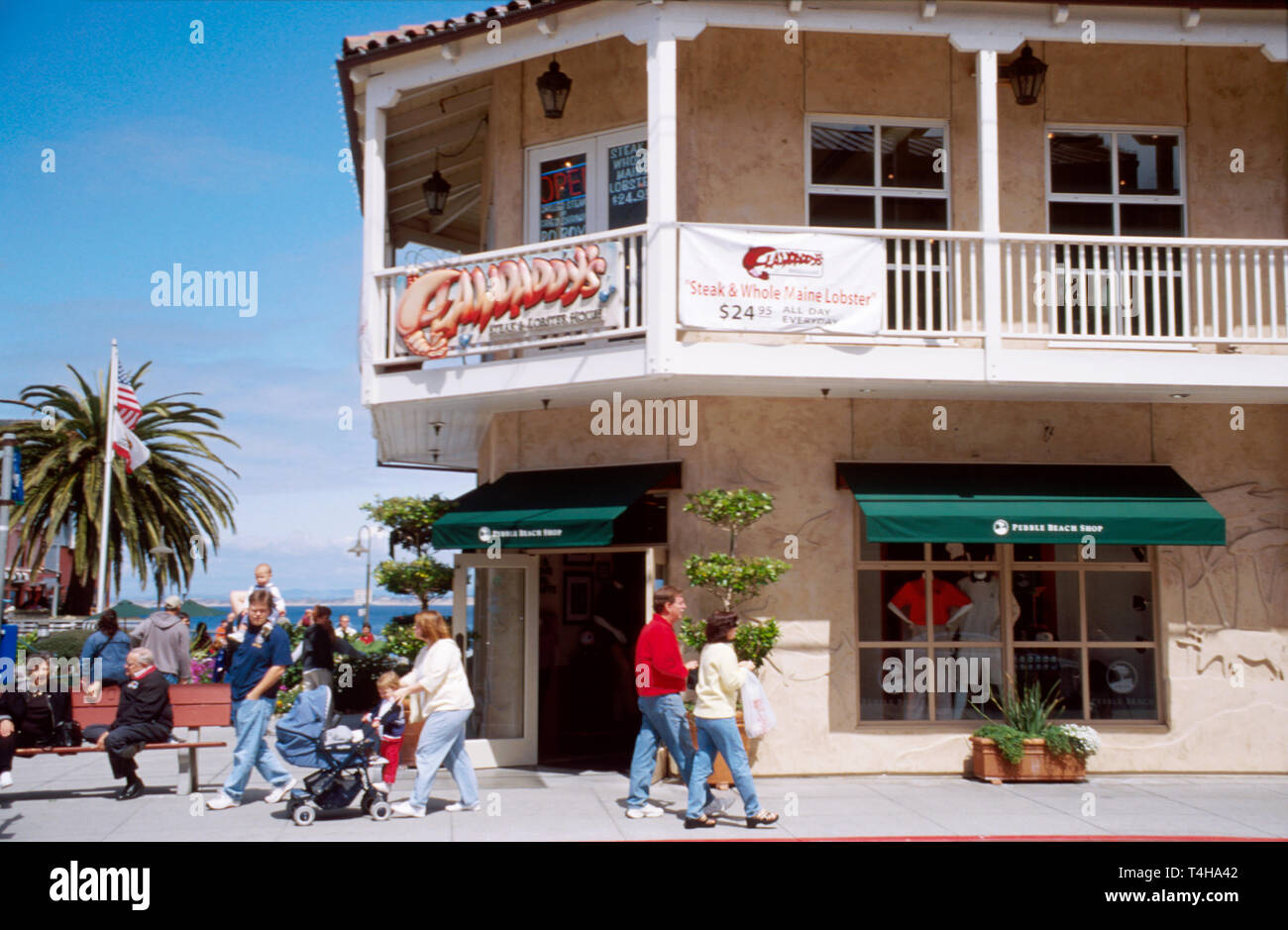 Monterey California, Cannery Row Steinbeck Plaza, i visitatori di viaggio tour turistico punto di riferimento cultura culturale, vacanza gruppo peop Foto Stock