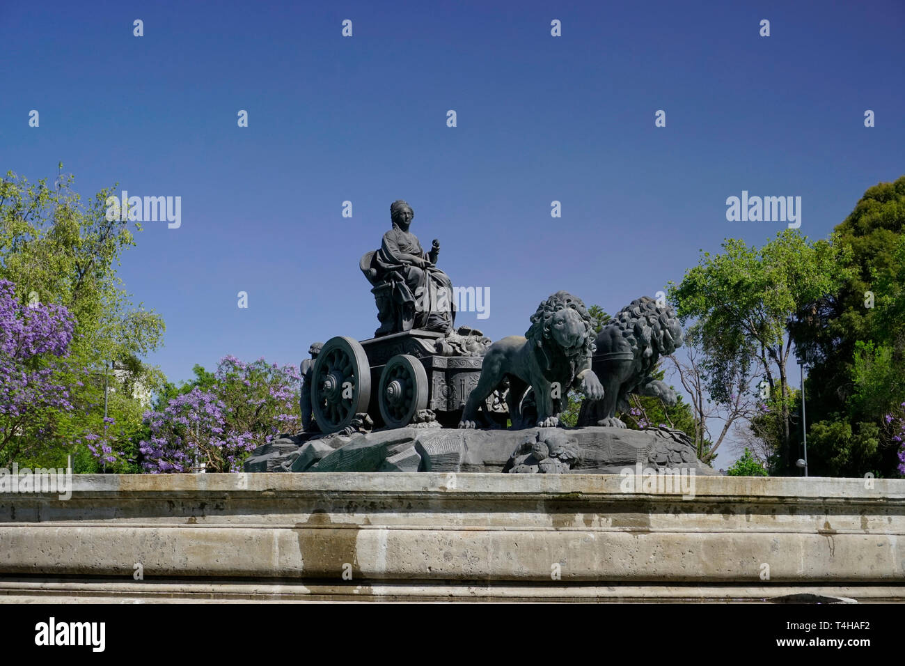 Fuente de Cibeles (Cibels Fontana) situato in un cerchio di traffico in Plaza Villa de Madrid e Plaza Cibeles a Città del Messico Foto Stock