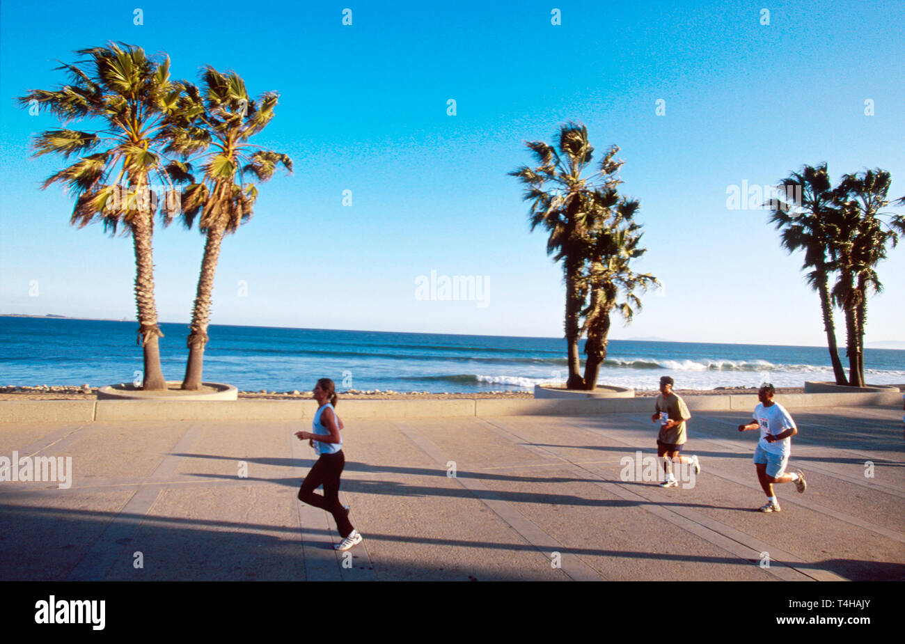 Ventura California, Sea Waterside Park, terreno pubblico, ricreazione, surfista, oceano, marea, umido, correnti, tempo, sport acquatici, fitness, 's Point Joggers on Promenade Foto Stock