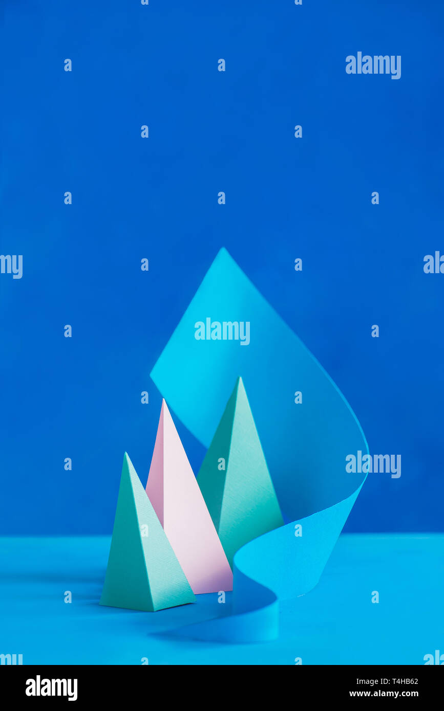 Origami papercraft scultura in toni pastello. Design vivace modello con forme moderne e spazio di copia Foto Stock