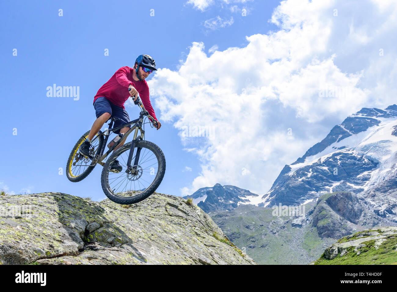 Esperto di trucchi ciclismo in alta regione alpina nei pressi del Bernina Foto Stock