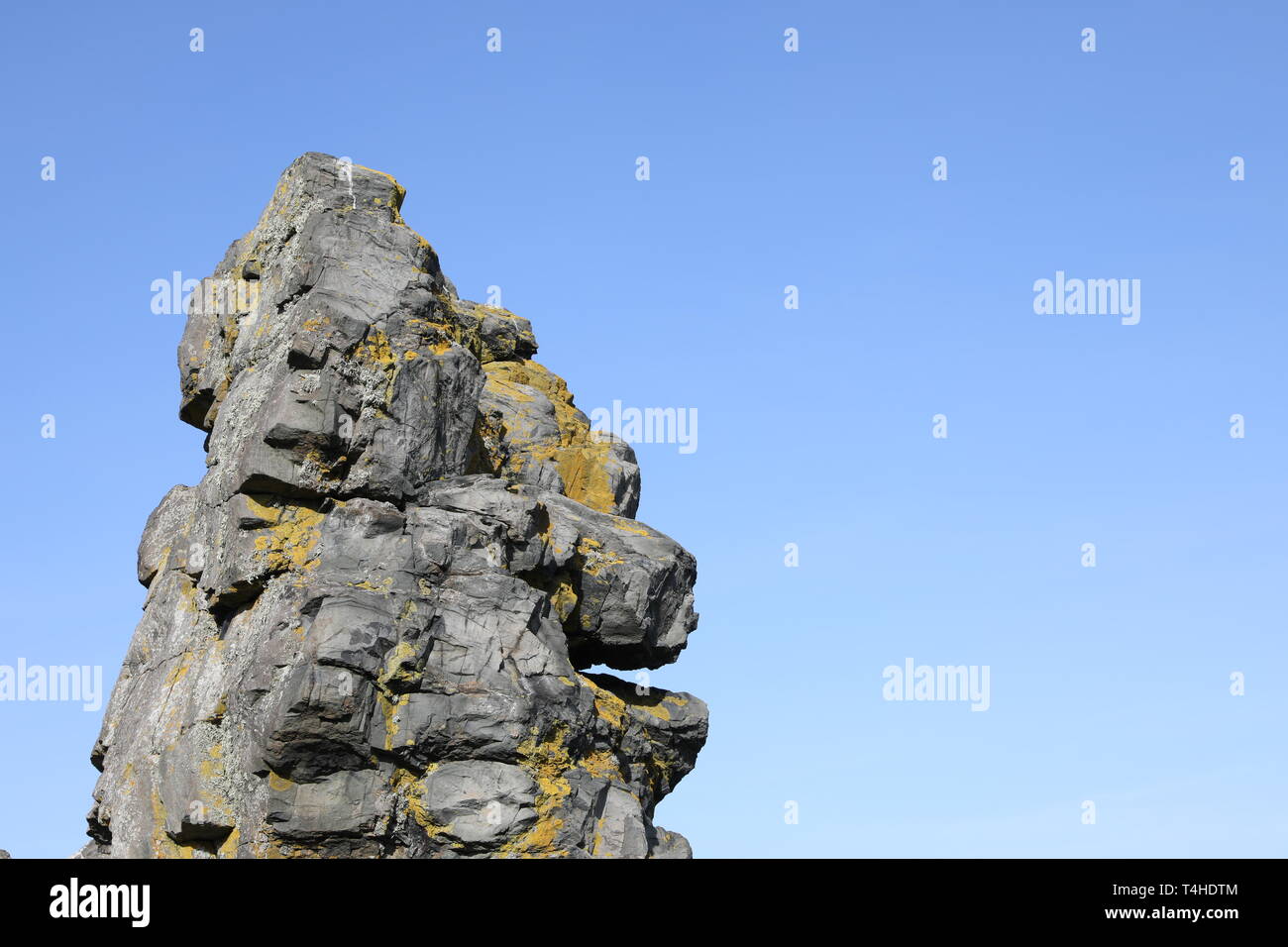 Formazione di roccia con un sacco di spazio negativo cielo blu Climbing Foto Stock
