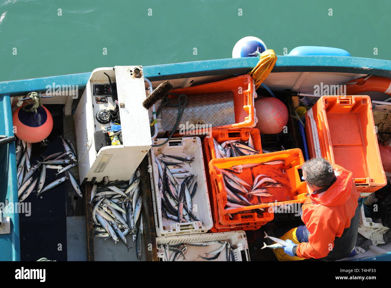 Pescatore in barca in St Ives Birdseye dal di sopra Foto Stock