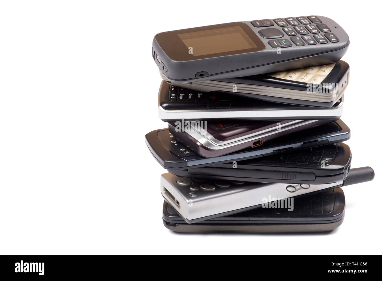 Cumulo di vecchi telefoni cellulari su bianco Foto Stock