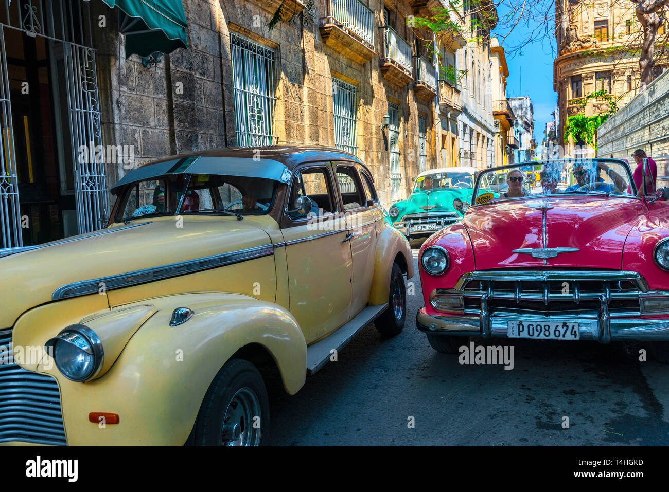 Colorata Classic American Cars crociera le strade della città vecchia o la Habana Vieja de L Avana, Cuba, Caraibi Foto Stock