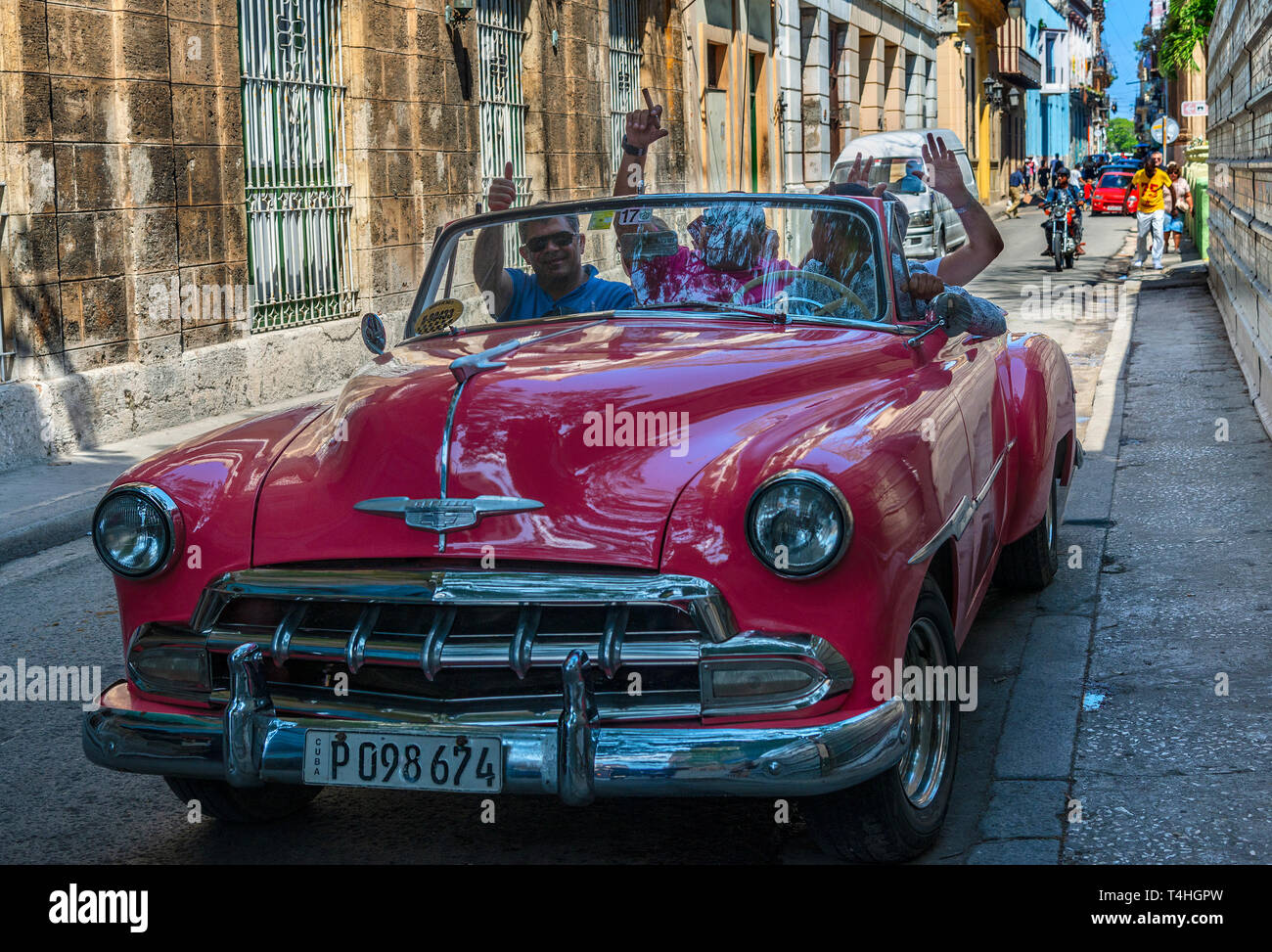 Colorata Classic American Cars crociera le strade della città vecchia o la Habana Vieja de L Avana, Cuba, Caraibi Foto Stock
